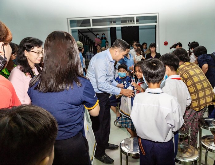Ông Phạm Huy Bình, Chủ tịch Saigontourist Group trao quà tặng trung thu cho các em thiếu nhi 